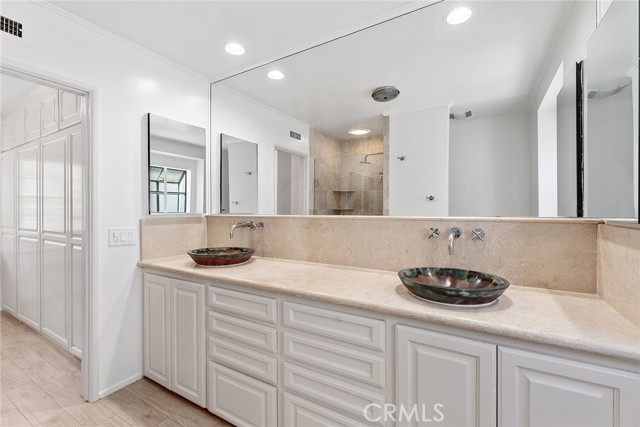 11053 Strathmore Drive, Westwood - Century City CA: https://media.crmls.org/medias/f4e07c33-7c13-45d5-bfa8-7ef802d70d95.jpg