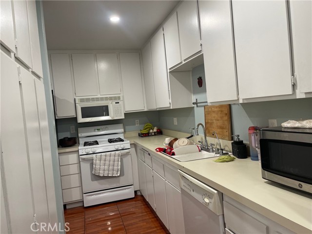 9386 Mesa Verde Drive, Montclair CA: https://media.crmls.org/medias/f4e14633-9546-40f7-b5df-52ae7e21d3a3.jpg