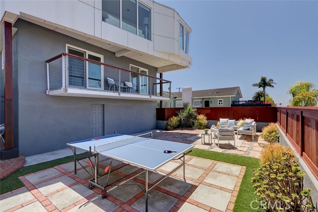 1010 Owosso Avenue, Hermosa Beach, California 90254, 3 Bedrooms Bedrooms, ,2 BathroomsBathrooms,Residential,Sold,Owosso,SB21166823