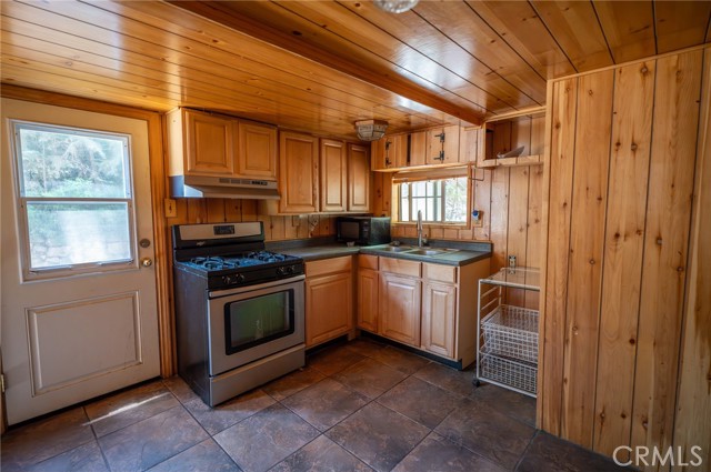 Detail Gallery Image 5 of 23 For 2462 Spring Dr, Running Springs,  CA 92382 - 3 Beds | 1 Baths