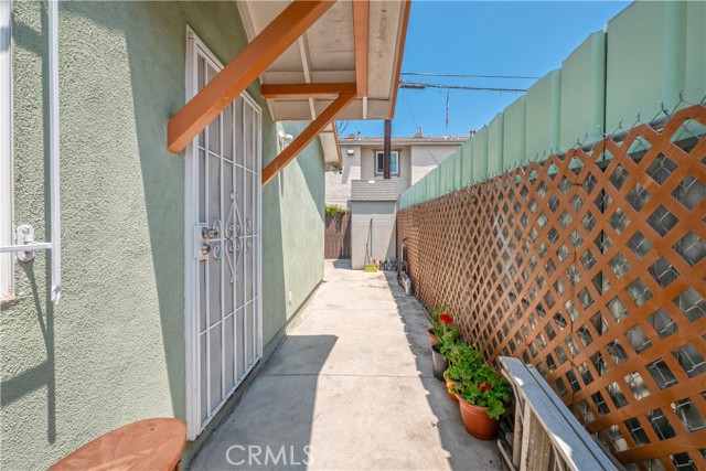 1203 E 33rd Street, Los Angeles CA: https://media.crmls.org/medias/f4e44a15-75e8-493e-b4b5-815e0c509b63.jpg