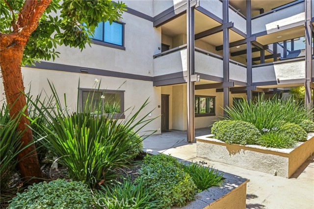 480 S Orange Grove Boulevard, Pasadena CA: https://media.crmls.org/medias/f4e6349c-94d6-4de1-9710-e679f546c8ad.jpg