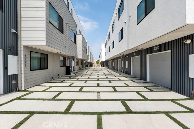 11304 Victory Boulevard, North Hollywood CA: https://media.crmls.org/medias/f4e65129-dba5-40f6-a897-e31d71053dea.jpg