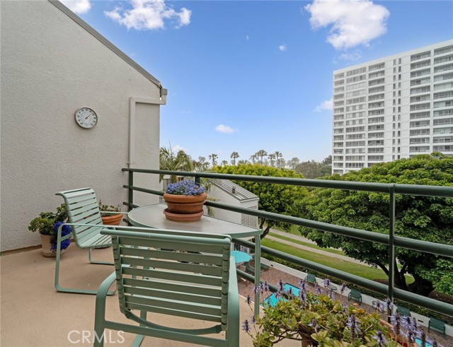 2910 Neilson Way, Santa Monica CA: https://media.crmls.org/medias/f4e8666e-5c86-42bf-b4a4-93a37a706656.jpg