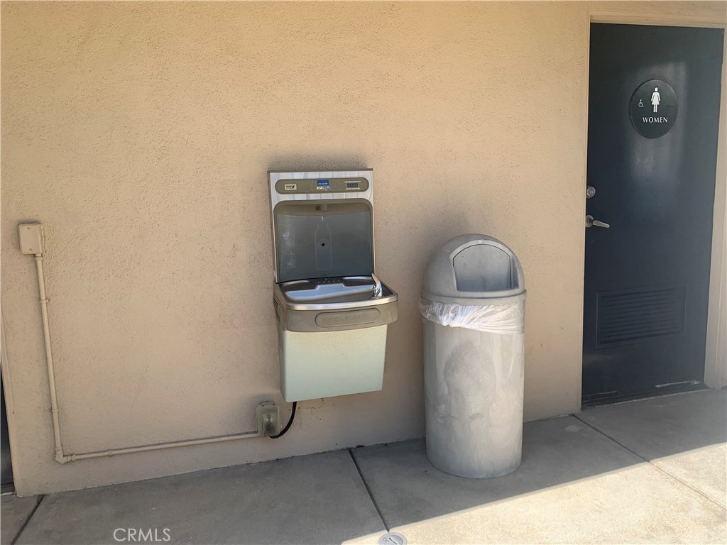 https://media.crmls.org/medias/f4e882c9-dad3-4893-853c-c7c101be9046.jpg?preset=X-Large