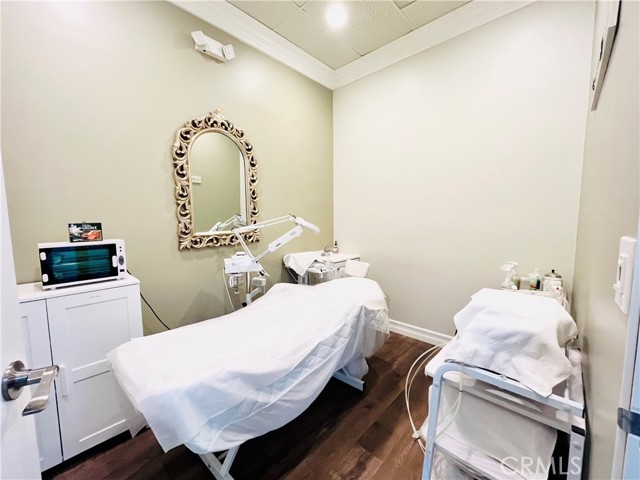 3 Privated rooms/closed rooms with high quality materials of remodeling