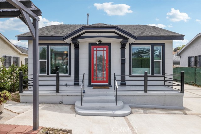 4562 W 17th Street, Los Angeles CA: https://media.crmls.org/medias/f4eabb98-54ac-43f3-a8f6-fdb925c62e95.jpg