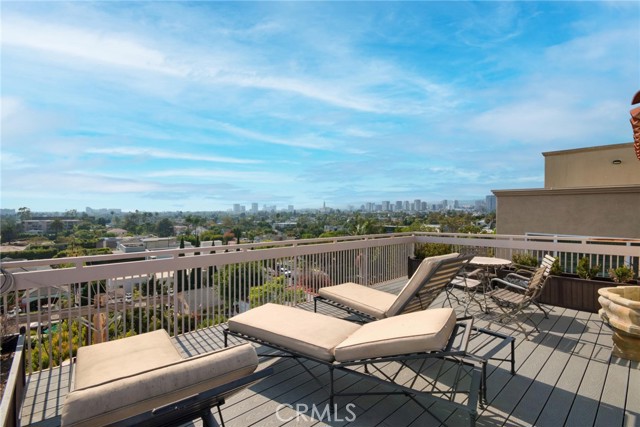 Detail Gallery Image 1 of 28 For 2263 Fox Hills Dr #102,  Los Angeles,  CA 90064 - 3 Beds | 3 Baths