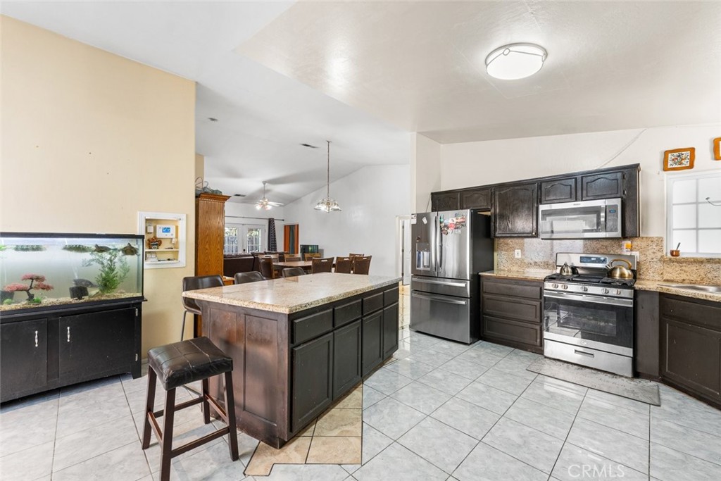 https://media.crmls.org/medias/f4ecfac9-22b2-4a81-adf7-a793bbc235de.jpg?preset=X-Large