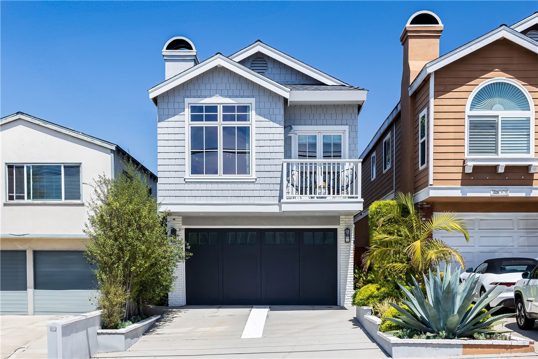 Detail Gallery Image 1 of 1 For 2046 Prospect Ave, Hermosa Beach,  CA 90254 - 3 Beds | 2/1 Baths