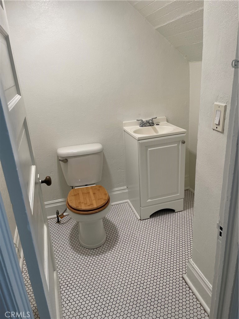 https://media.crmls.org/medias/f4ef0127-bcd5-47ef-97b4-27788356c99e.jpg?preset=X-Large