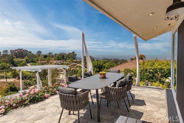 2 El Concho Lane, Rolling Hills CA: https://media.crmls.org/medias/f4f16930-bb2b-45ef-96a7-a6cb89aa749c.jpg