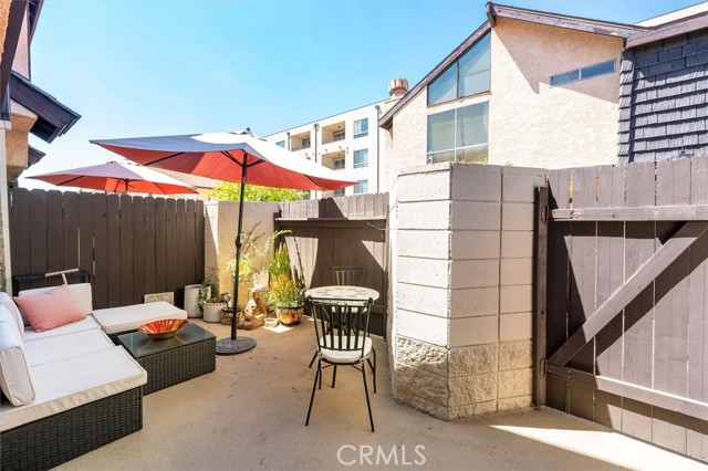 Detail Gallery Image 7 of 25 For 5461 Newcastle Ave #8,  Encino,  CA 91316 - 2 Beds | 2/1 Baths