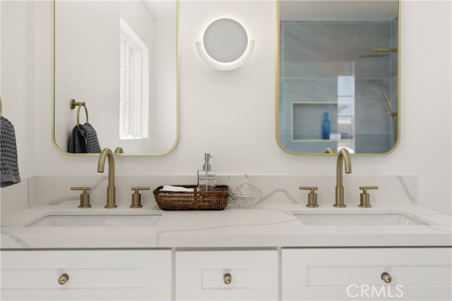 5732 Hillcrest Drive, Los Angeles CA: https://media.crmls.org/medias/f4f2dc93-c8bc-49d1-948d-2006caa1a07f.jpg
