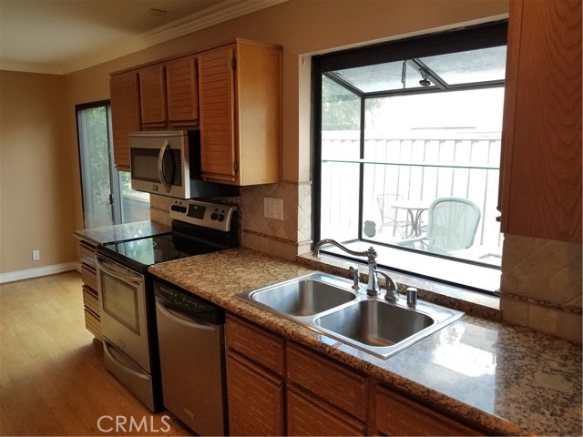 45 Wintermist, Irvine CA: https://media.crmls.org/medias/f4f3a7a6-5b6e-4d23-8c97-7eb78b42be51.jpg