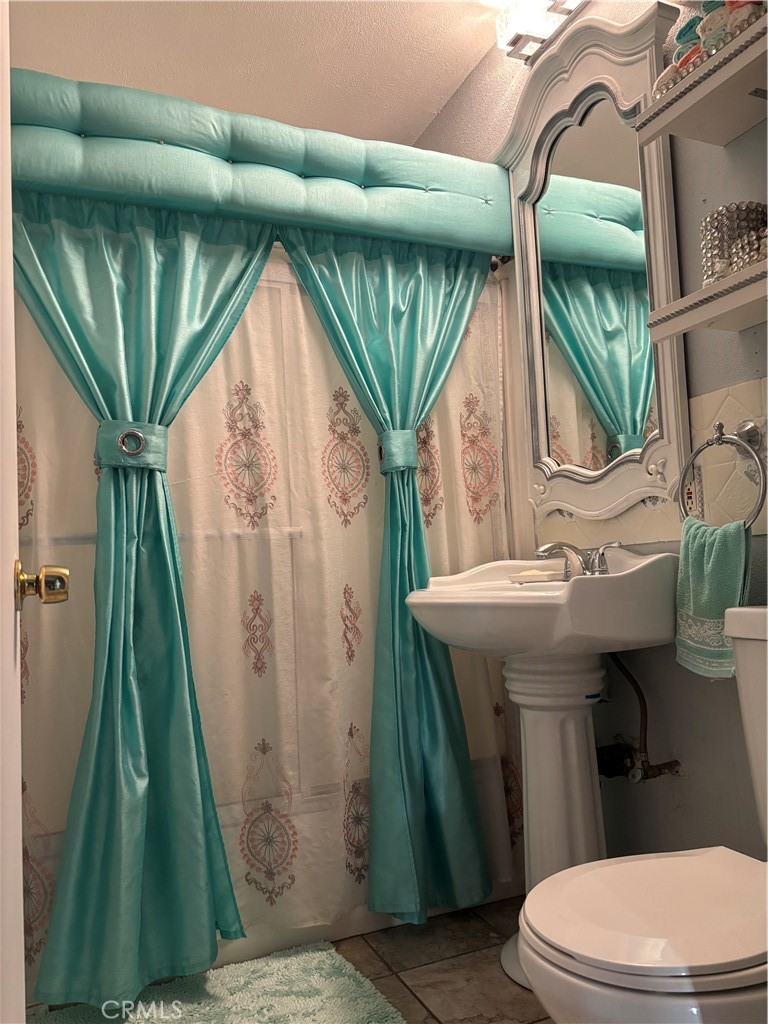 https://media.crmls.org/medias/f4f5df8f-32c6-4b32-af2d-32baa63b6056.jpg?preset=X-Large