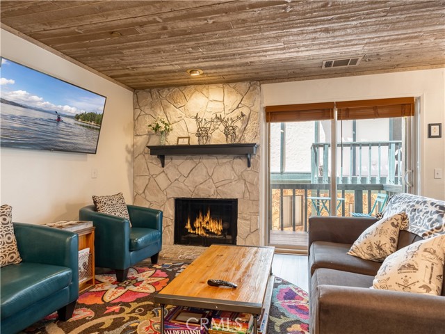Detail Gallery Image 5 of 31 For 39802 Lakeview Dr #26,  Big Bear Lake,  CA 92315 - 2 Beds | 2/1 Baths