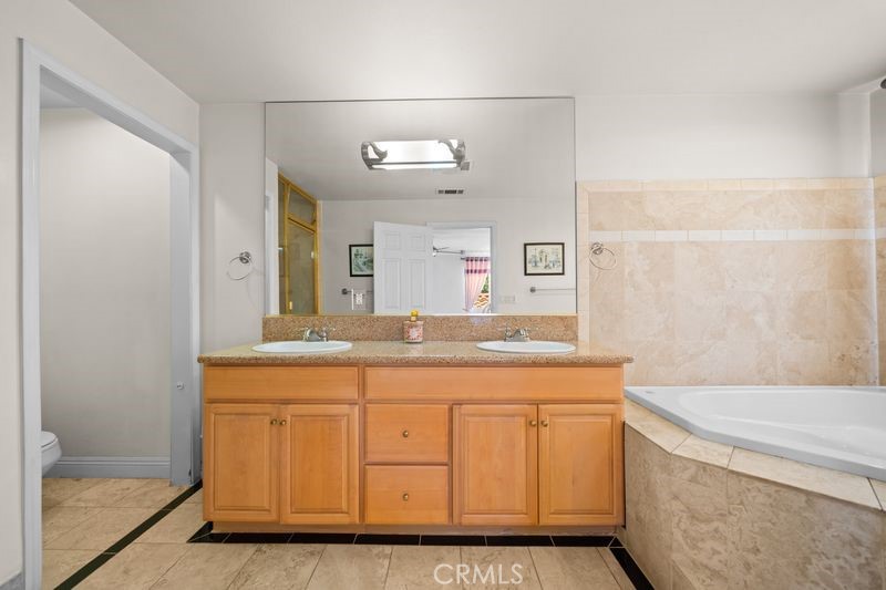 https://media.crmls.org/medias/f4f88f43-38a5-4e5d-801a-62e9c083f118.jpg?preset=X-Large
