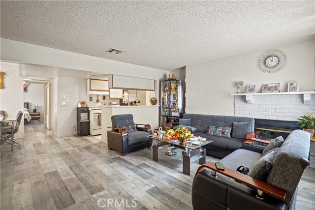 10129 Commerce Avenue, Tujunga CA: https://media.crmls.org/medias/f4fa6e2a-056a-4aec-b7af-1dd513d93a9c.jpg