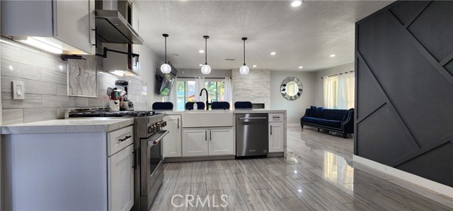 Detail Gallery Image 3 of 5 For 815 W Francis St, Corona,  CA 92882 - 4 Beds | 2 Baths