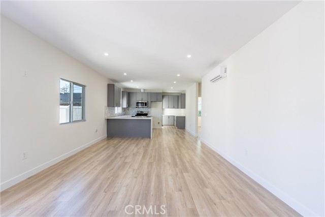 Detail Gallery Image 2 of 28 For 2131 N Pepper, Burbank,  CA 91505 - 2 Beds | 1/1 Baths