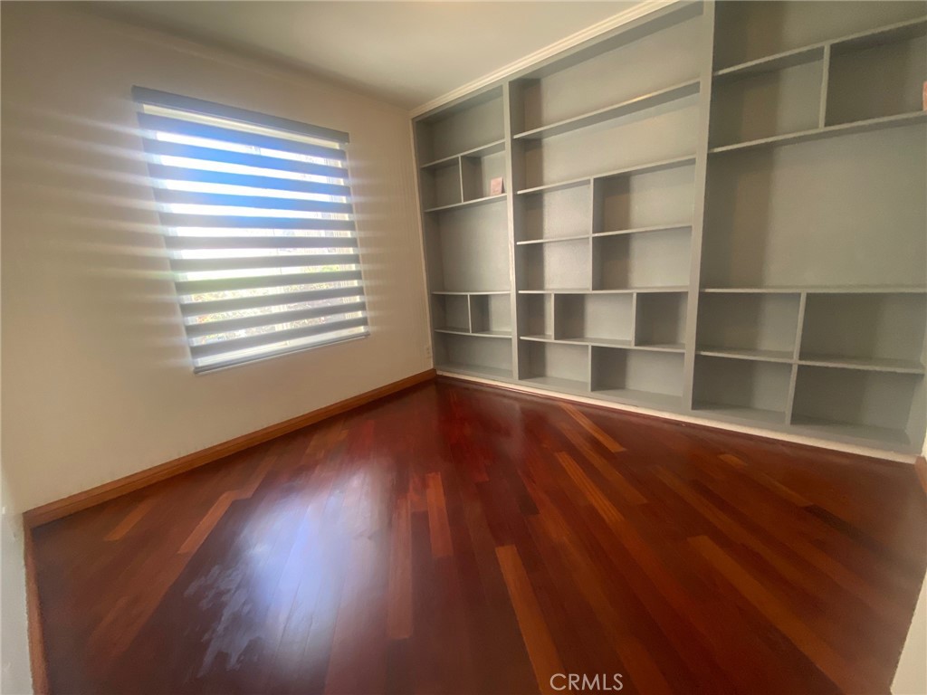 https://media.crmls.org/medias/f4fe4479-997d-4d48-8e14-94de276b6c7c.jpg?preset=X-Large
