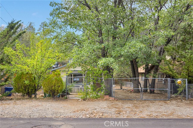 412 San Bernardino Avenue, Sugarloaf CA: https://media.crmls.org/medias/f4ffb781-5d7e-4e4e-a256-6417fc0d33f5.jpg