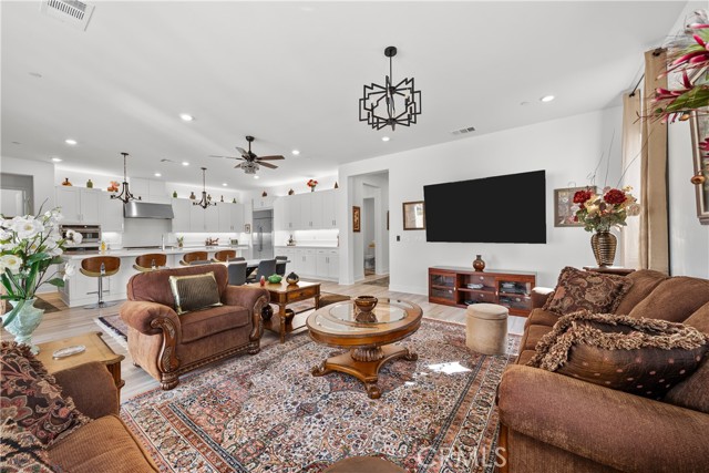 Detail Gallery Image 14 of 51 For 24513 via Sendero, Valencia,  CA 91354 - 3 Beds | 3/1 Baths
