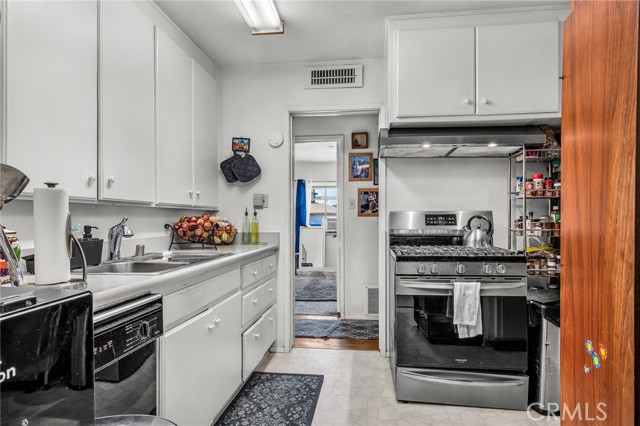 8748 Sylmar Avenue, Panorama City CA: https://media.crmls.org/medias/f5061396-b4d7-43de-b8f8-7ed5bd8c88c9.jpg
