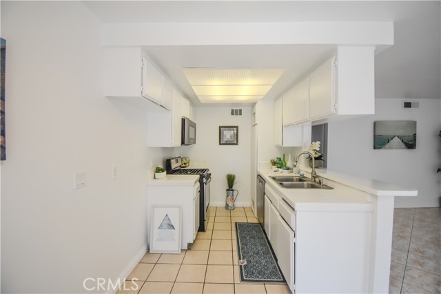 Detail Gallery Image 9 of 41 For 609 S Newhope St #C,  Santa Ana,  CA 92704 - 2 Beds | 1/1 Baths