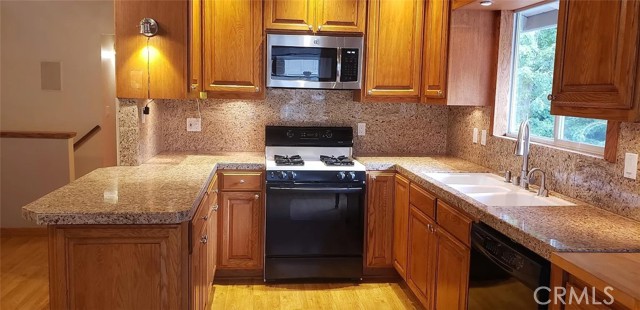 Detail Gallery Image 9 of 33 For 31465 Pinehurst, Running Springs,  CA 92382 - 4 Beds | 2 Baths