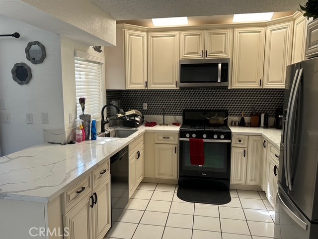Detail Gallery Image 3 of 24 For 23587 Parkland Ave, Moreno Valley,  CA 92557 - 3 Beds | 2/1 Baths