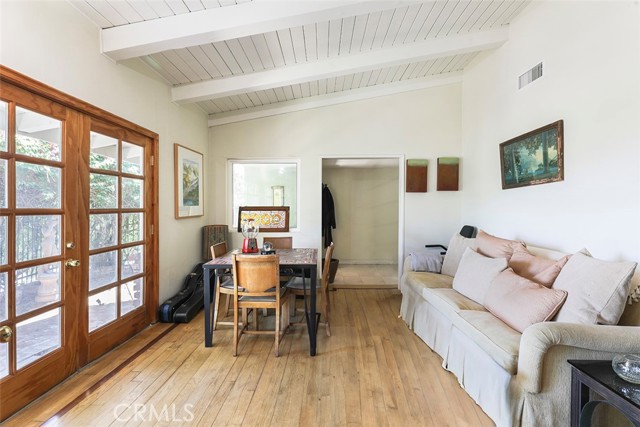 22526 Cass Avenue, Woodland Hills CA: https://media.crmls.org/medias/f50bddb4-4187-4cf8-b381-77049b387d0d.jpg