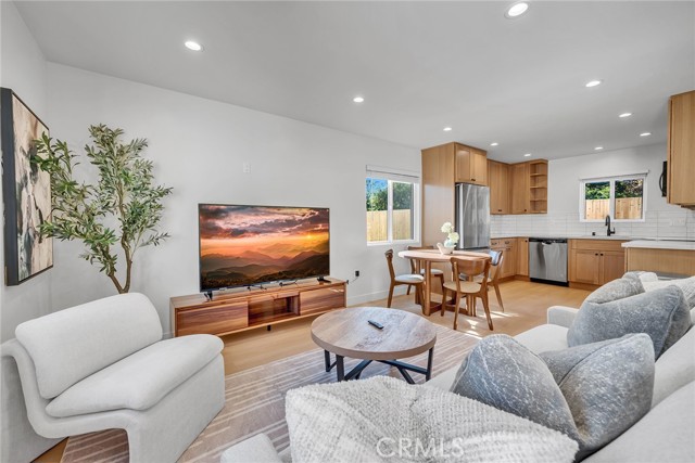 Detail Gallery Image 3 of 22 For 15335 Lemay St, Van Nuys,  CA 91406 - 2 Beds | 2 Baths