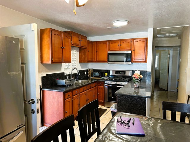 150 E 95th Street, Los Angeles CA: https://media.crmls.org/medias/f50f86a0-c691-4e44-b0b6-204abb4b8c76.jpg