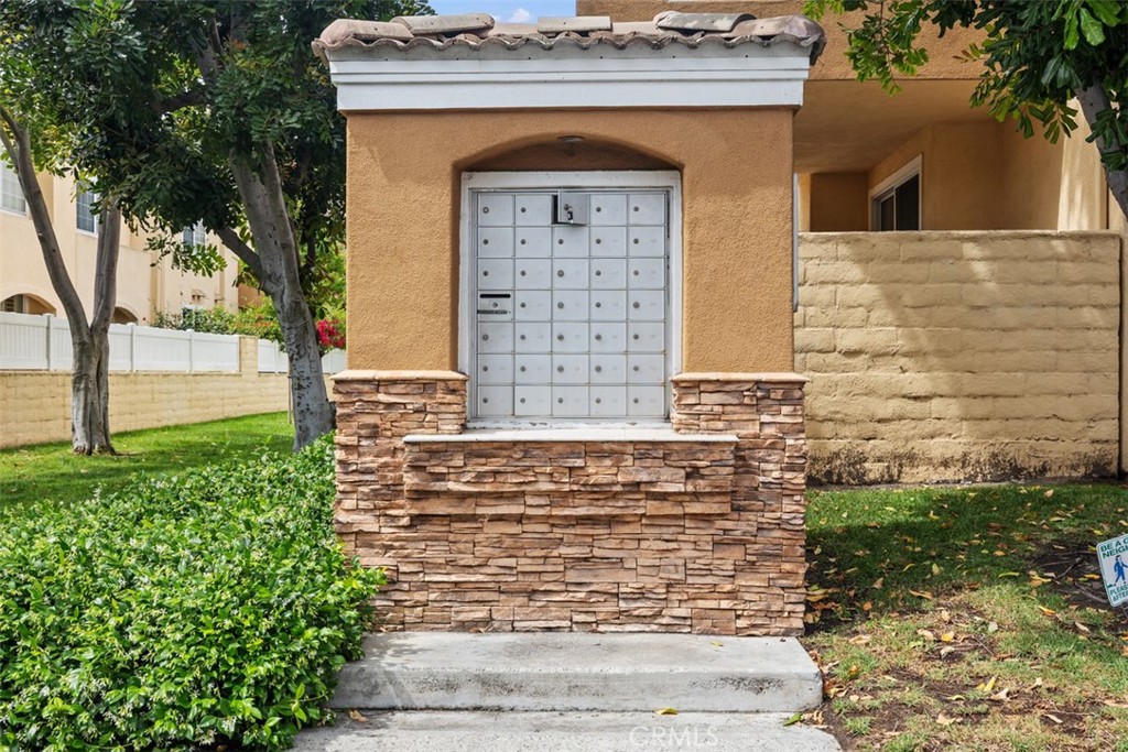 https://media.crmls.org/medias/f51350f8-7706-48d6-8058-1ab8429b35d2.jpg?preset=X-Large