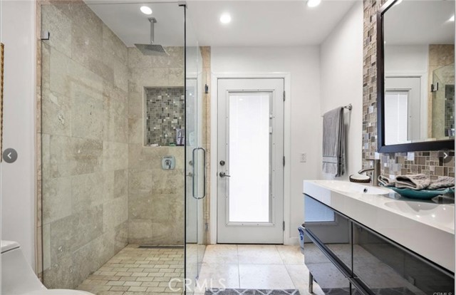 Detail Gallery Image 9 of 28 For 5177 Medina Rd, Woodland Hills,  CA 91364 - 3 Beds | 3 Baths