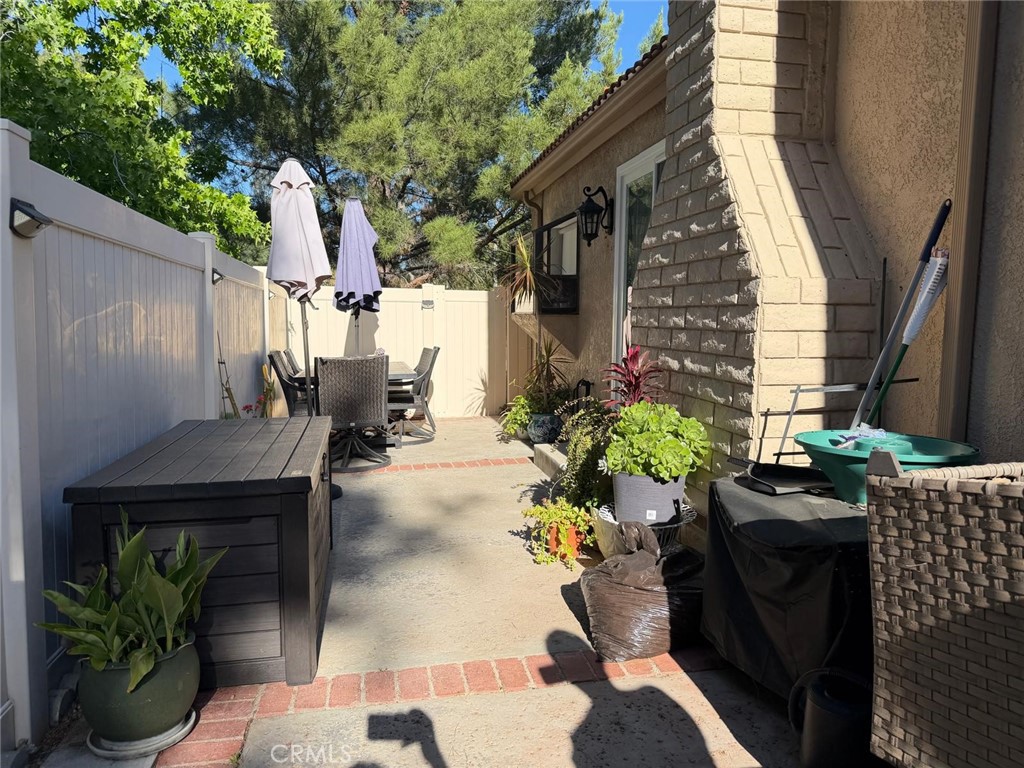 https://media.crmls.org/medias/f5187524-7066-4928-8daf-4ec46b7a635d.jpg?preset=X-Large