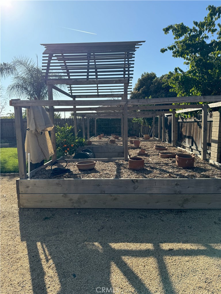 https://media.crmls.org/medias/f518bb9f-907b-4d5f-aa22-55208ae87a56.jpg?preset=X-Large