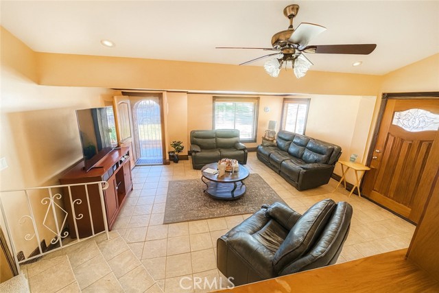 Detail Gallery Image 2 of 14 For 3414 W 82nd Street, Inglewood,  CA 90305 - 3 Beds | 2/1 Baths