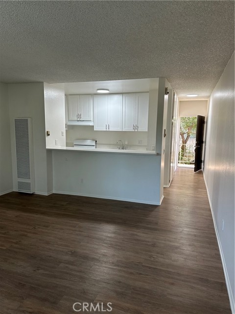 7055 Etiwanda Avenue # 210, Reseda (los Angeles), California 91335, ,1 BathroomBathrooms,Residential Lease,For Rent,7055 Etiwanda Avenue # 210,CRSR24235338