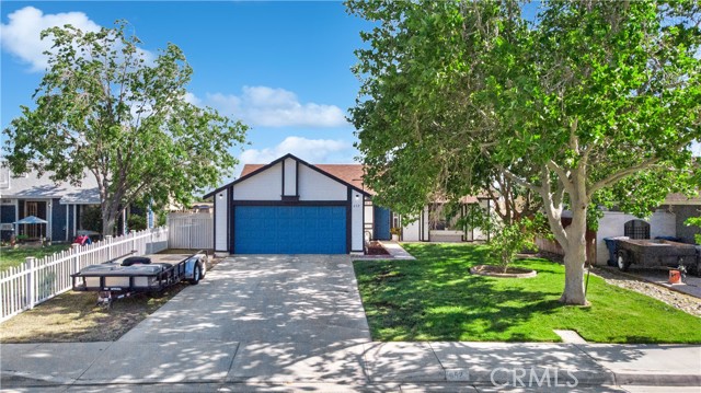 Detail Gallery Image 1 of 25 For 652 Twinberry Ln, Lancaster,  CA 93534 - 2 Beds | 2 Baths