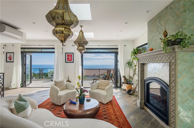 Detail Gallery Image 12 of 42 For 825 Coast View Dr, Laguna Beach,  CA 92651 - 3 Beds | 3/1 Baths