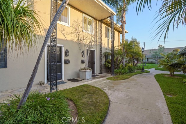 1741 Tustin Avenue, Costa Mesa CA: https://media.crmls.org/medias/f5255eb9-fd28-4ff6-b021-96e5ab4b4f82.jpg