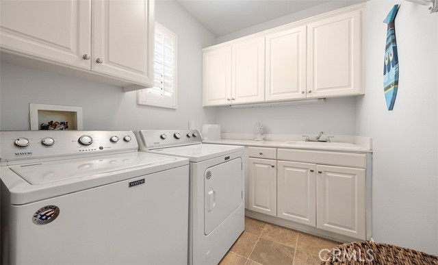 6615 Feather Drive, Huntington Beach CA: https://media.crmls.org/medias/f52be857-b6c7-4106-929f-3343327aed3d.jpg