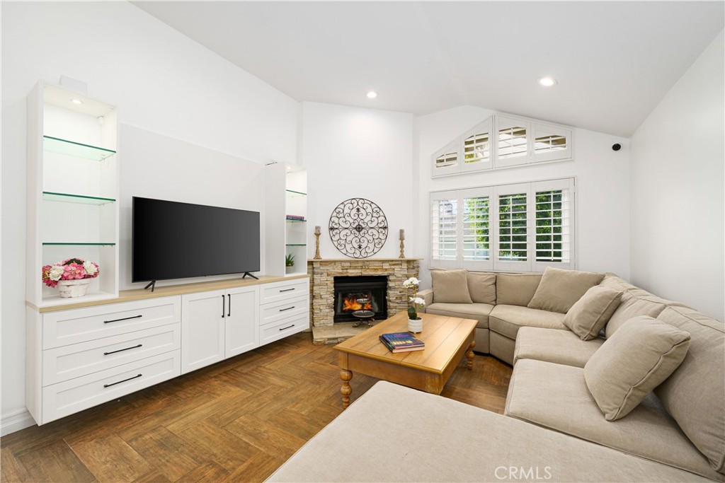 MLS #OC25233246 image #4