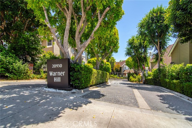 Detail Gallery Image 1 of 33 For 20950 Oxnard St #11,  Woodland Hills,  CA 91367 - 3 Beds | 2/1 Baths