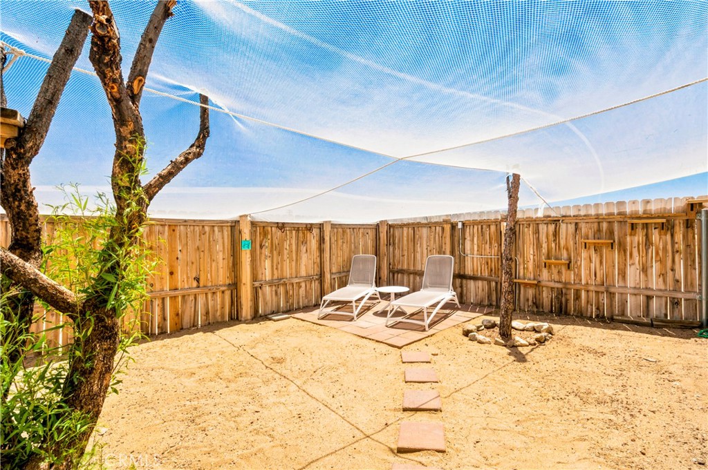 https://media.crmls.org/medias/f52fb182-7b16-4797-b83b-034635ee9e49.jpg?preset=X-Large