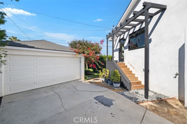 2329 Vineyard Avenue, Los Angeles CA: https://media.crmls.org/medias/f5304a4e-5b47-463c-9453-2623a65d1793.jpg