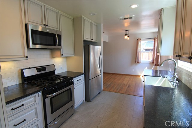 341 N Pine Street, Orange CA: https://media.crmls.org/medias/f533074e-1a9c-4378-9d63-ea6dec843119.jpg